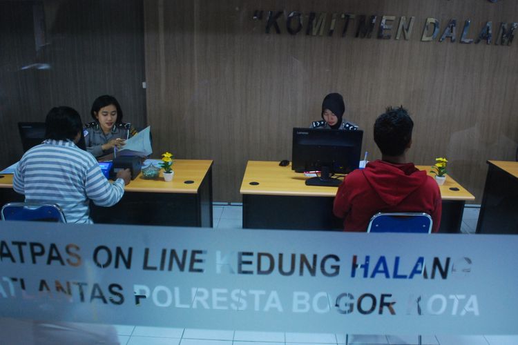 Sejumlah anggota masyarakat sedang membuat surat izin mengemudi (SIM) secara online di Satuan Pelayanan Administrasi (Satpas) Kedung Halang Polresta Bogor Kota, Selasa (16/1/2018).