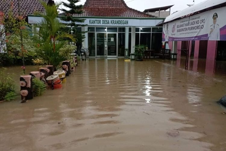 Kantor desa Krandegan terendam banjir