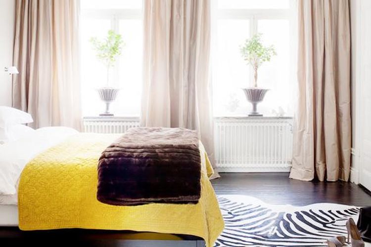 Sofa berwarna putih tergolong serbaguna, lantaran bisa ditempatkan di ruang dengan berbagai gaya dekorasi.