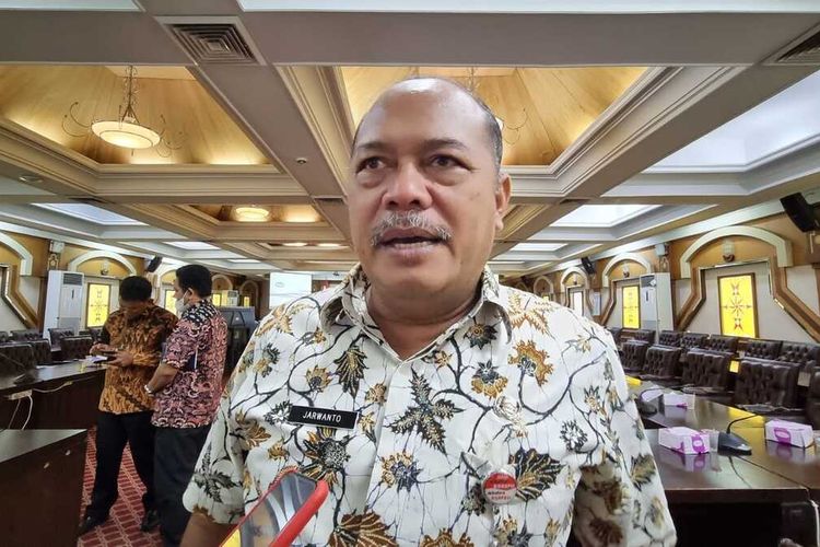 Kepala Dinas Energi dan Sumber Daya Mineral (ESDM) Jateng, Sujarwanto Dwiatmoko mewakili Gubernur Jateng Ganjar Pranowo dalam rapat koordinasi di Kantor Gubernur, Jumat (3/2/2022).