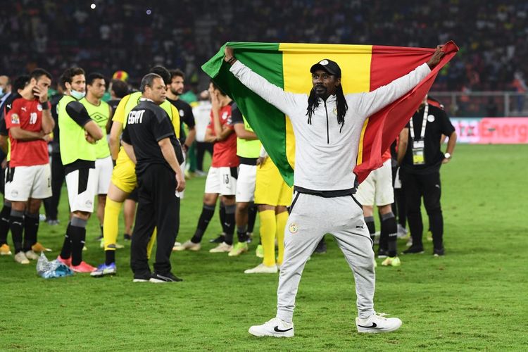 Momen pelatih Senegal, Aliou Cisse, berhasil bawa Singa Teranga juara Piala Afrika edisi 2021 di Kamerun, Minggu (6/2/2022) waktu setempat.
