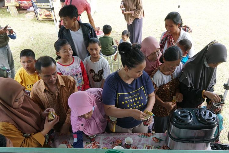 Tim Darling Dompet Dhuafa hadir di posko-posko pengungsian gempa Cianjur untuk memberi bantuan bagi warga yang membutuhkan.