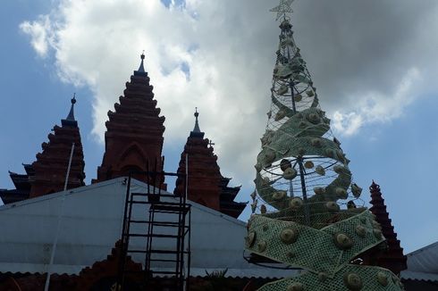 Unik, Gereja di Bali Ini Buat Pohon Natal Setinggi 11 Meter dari Anyaman Daun Lontar