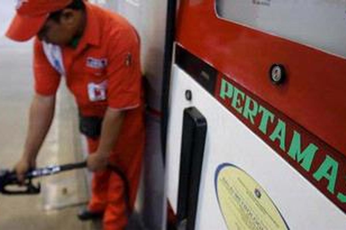 Petugas Stasiun Pengisian Bahan Bkar Minyak (SPBU) di kawasan Pejompongan, Jakarta mengisi bahan bakar Pertamax.