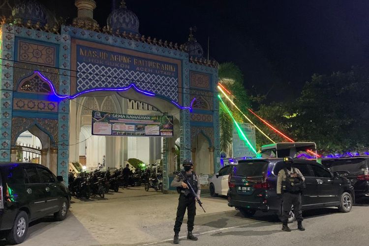 Polisi bersenjata lengkap siaga di halaman Masjid Agung Lhoksukon, Aceh Utara, Selasa, (2/4/2022) malam