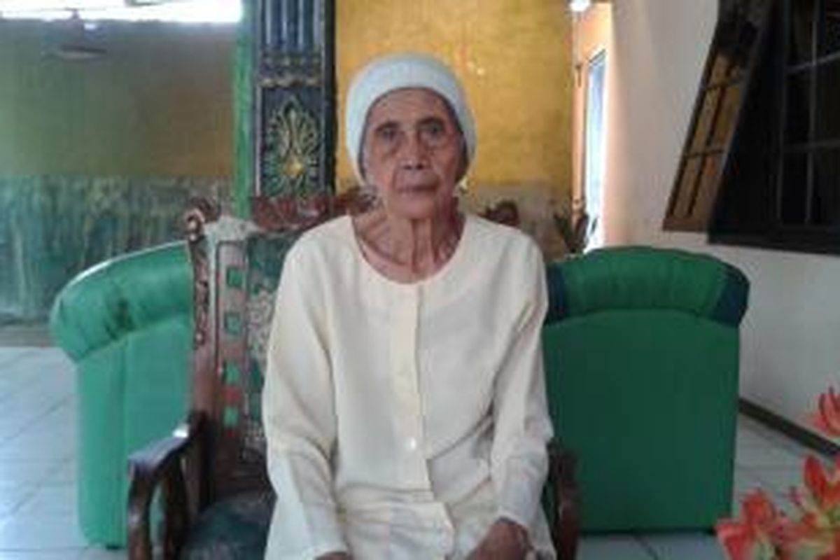 Fatimah (90), ibu dari delapan anak ini digugat oleh anaknya sendiri, Nurhana, dengan tuduhan penggelapan sertifikat dan memasuki pekarangan rumah orang tanpa izin. Fatimah juga dituntut membayar ganti rugi sejumlah Rp 1 miliar.