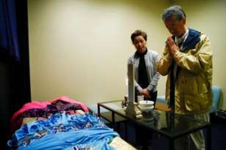Dua orang warga Jepang tengah mendoakan jenazah kerabatnya yang diinapkan di Sousou, sebuah hotel mayat di kota Kawasaki.