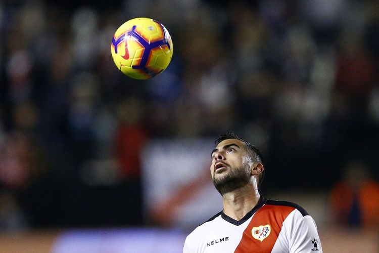 Jordi Amat menatap bola selama pertandingan sepak bola liga Spanyol antara Rayo Vallecano de Madrid dan FC Barcelona di stadion Vallecas di Madrid pada 3 November 2018.