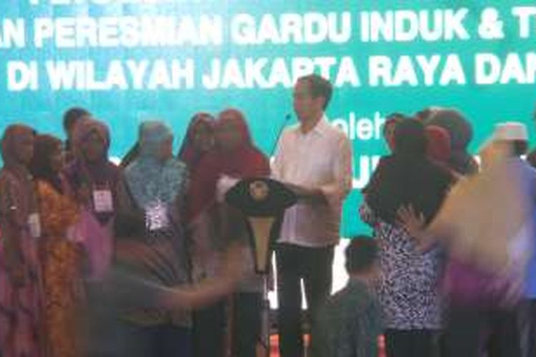 Presiden Joko Widodo dan Ibu Negara Iriana usai meresmikan dimulainya pembangunan PLTU Lontar, Banten.