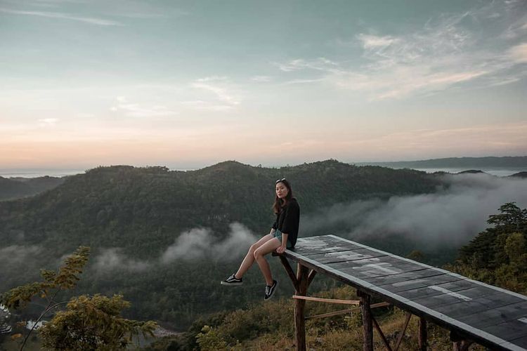 Spot jalan yang mengarah ke tebing, jadi salah satu spot foto favorit di Watu Mabur Camp. 