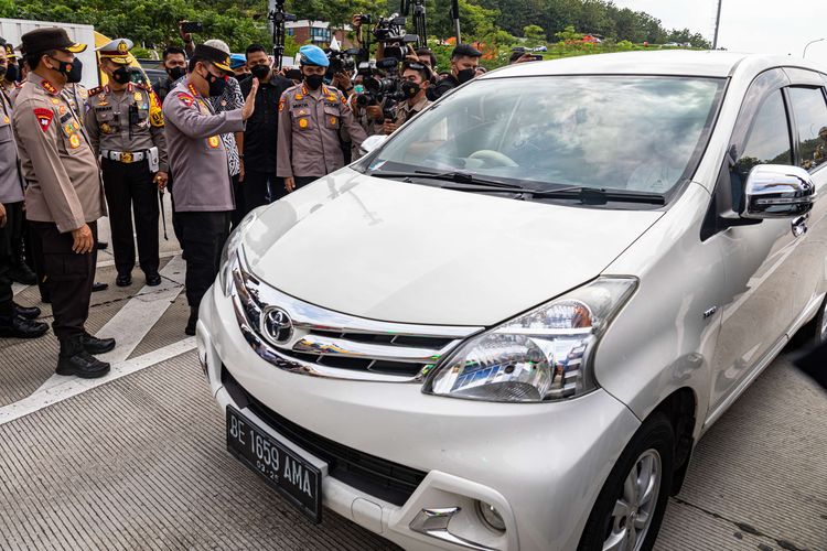 Kapolri Jenderal Listyo Sigit Prabowo (kanan), bersama Kapolda Jawa Tengah Irjen Pol Ahmad Luthfi (kiri), dan Kakorlantas Polri Irjen Pol Firman Shantyabudi (kedua kiri) menyapa pengendara mobil yang akan melintasi Gerbang Tol Kalikangkung, Semarang, Jawa Tengah, Rabu (27/4/2022). Kunjungan kerja tersebut untuk memastikan kelancaran, keamanan, serta kenyamanan pada masa mudik Lebaran.