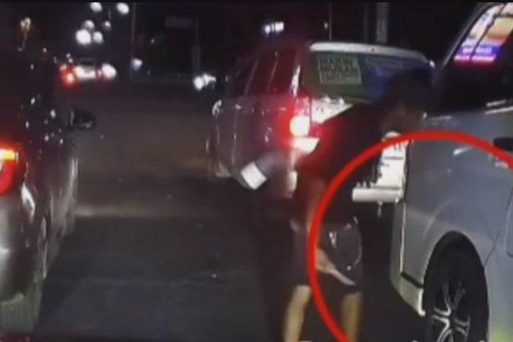 Seorang pengamen menusuk ban mobil pengendara menggunakan senjata tajam.
