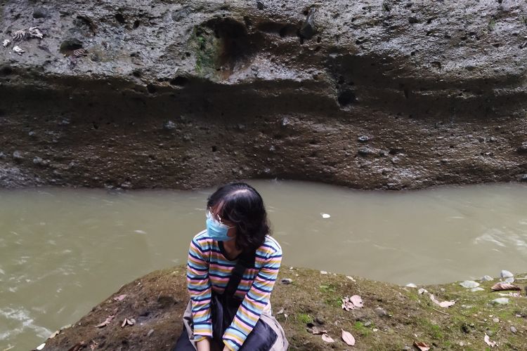 Seorang wisatawan sedang berada di salah satu titik Sungai Ciliwung yang memiliki pesona indah, lengkap dengan pepohona rindang, serta rerumputan dan semak belukar yang masih hijau dan asri, Kota Bogor, Senin (24/5/2021).