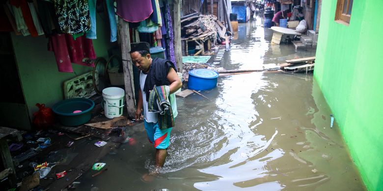 Rob atau banjir akibat pasang laut menggenangi Kampung Nelayan di Muara Angke, Penjaringan, Jakarta Utara, Senin (26/11/2018). Rob mulai merendam kawasan Muara Angke sejak Jumat (23/11/2018) dan terdapat 31 rumah pompa serta pompa mobile yang disiapkan di Kecamatan Penjaringan untuk menangani banjir rob.