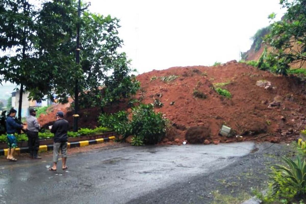 Tebing longsor menutup ruas jalan utama lintas selatan di Kabupaten Cianjur, Jawa Barat, Kamis (9/4/2020)