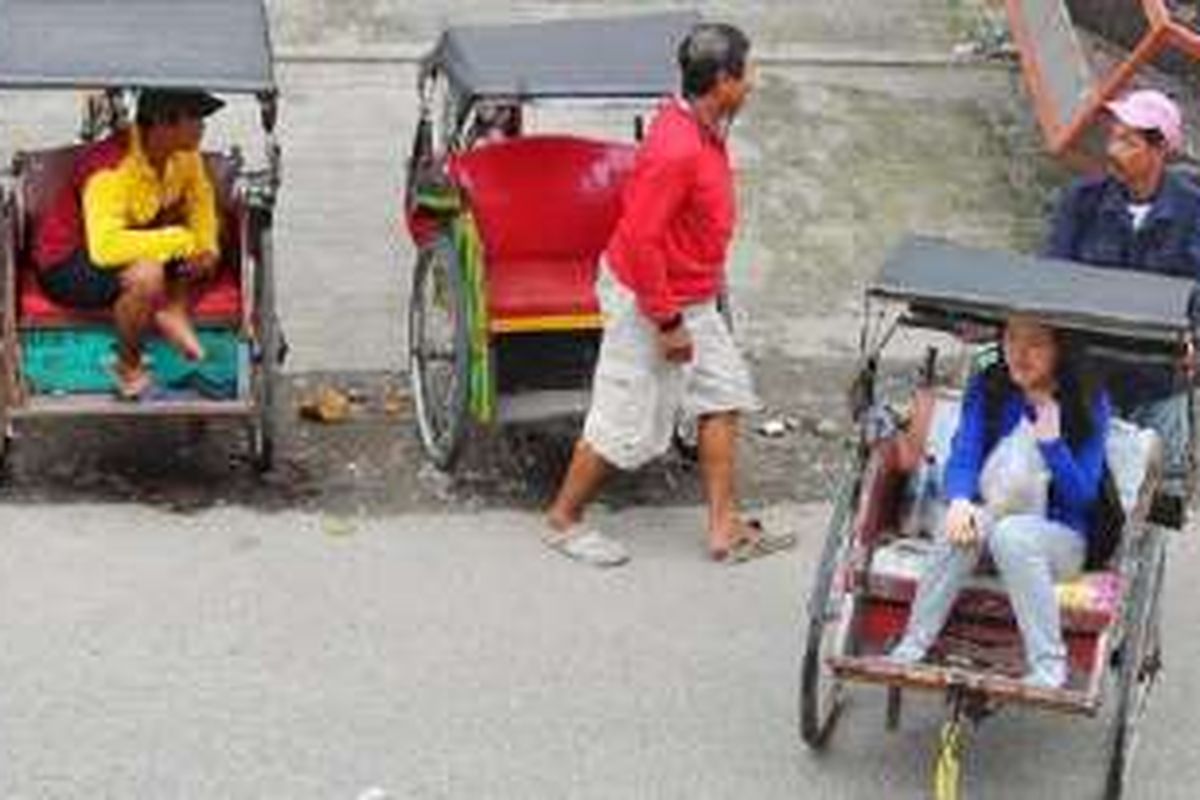 

Pengemudi becak membawa penumpang di sekitar Pasar Teluk Gong, Penjaringan, Jakarta Utara, Rabu (2/3). Meski sudah dilarang beberapa waktu lalu, becak sebagai alat transportasi masih dijumpai di sejumlah wilayah di Jakarta.