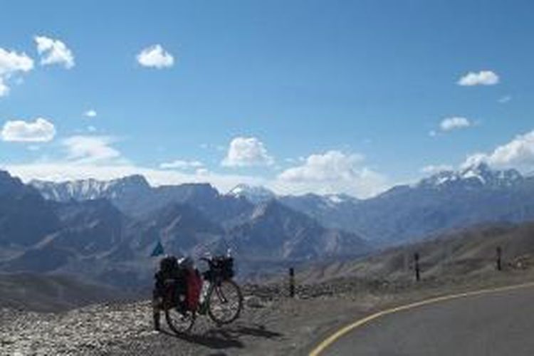 Bersepeda di kaki langit Himalaya.