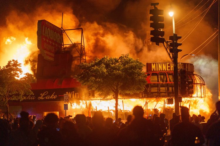 Demonstran di Minneapolis membakar dan menjarah toko-toko pada Kamis malam (28/5/2020), buntut dari kasus pembunuhan George Floyd, pria kulit hitam yang tewas usai lehernya ditahan dengan lutut oleh polisi selama beberapa menit. Floyd sebelumnya ditahan karena dugaan pemakaian uang palsu.