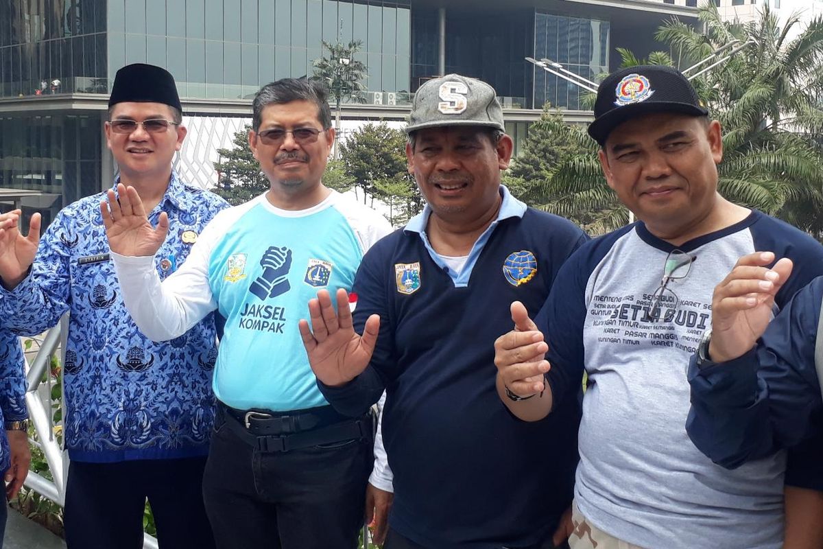 Walikota Jakarta Selatan, Marullah Matali (kedua kiri) saat mengunjungi JPO Sudirman tanpa atap, Minggu (10/11/2019)