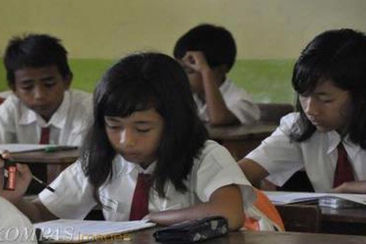 Ilustrasi: Setelah doa bersama para siswa kemudian diajak saling bersalaman dengan para guru agar para siswa dapat merasa semakin dikuatkan dengan adanya perhatian-perhatian khusus.