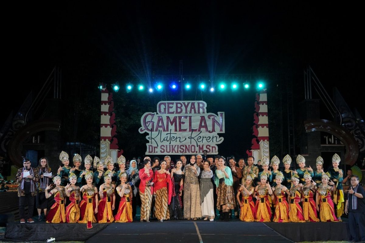 Bupati Klaten Sri Mulyani saat menghadiri kegiatan Gamelan Pop bertajuk ?Gebyar Gamelan Klaten Keren? di Alun-alun Kabupaten Klaten, Jawa Tengah, Sabtu (10/8/2024). 