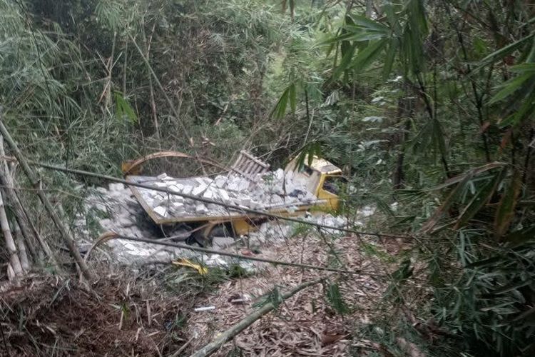Truk Tabrak Motor hingga Terjun ke Jurang 20 Meter di Bogor, 2 Orang Tewas