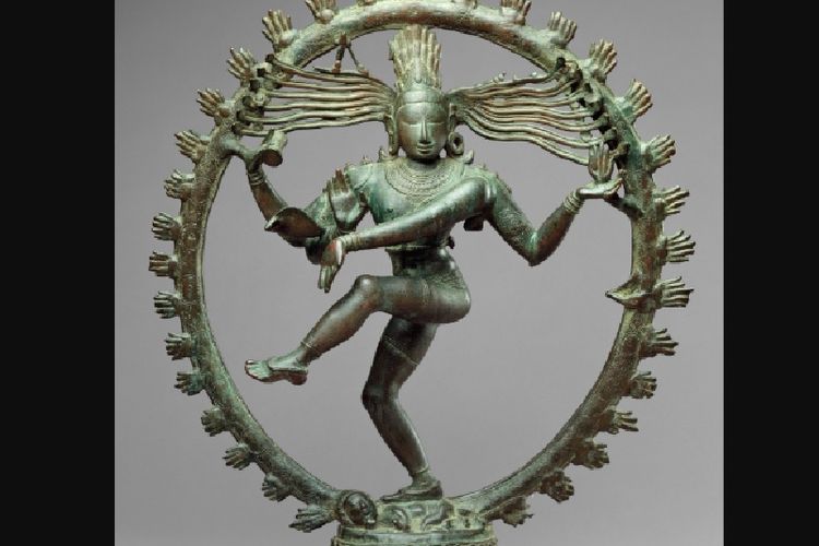 Patung tembaga koleksi Metropolitan Museum of Art di New York City, AS, berjuluk Nataraja. Patung dari zaman Chola abad XIII tersebut menampilkan Dewa Siwa sedang menari di atas sesosok manusia kerdil. 