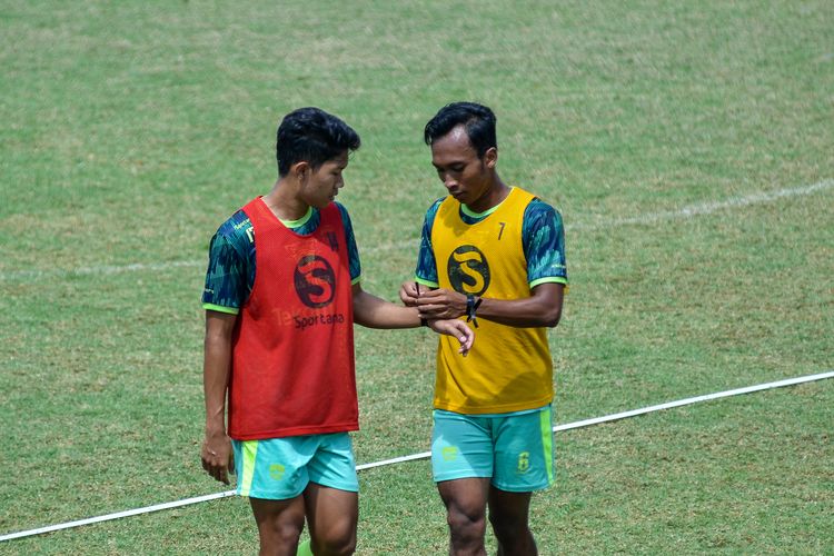 Dua penggawa Persib Ferdiansyah (kiri) dan Robi Darwis (kanan) mengenakan pita hitam pada sesi latihan tim Persib pada Senin (3/10/2022) di Stadion Persib, Sidolig, Bandung. Pita hitam untuk korban tragedi Kanjuruhan usai laga Arema FC vs Persebaya.