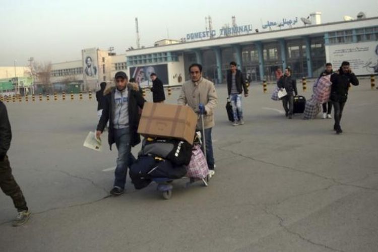 Orang-orang Afghanistan yang dideportasi dari Jerman keluar dari bandar udara internasional Kabul, Desember 2016. (Foto: Dokumentasi)