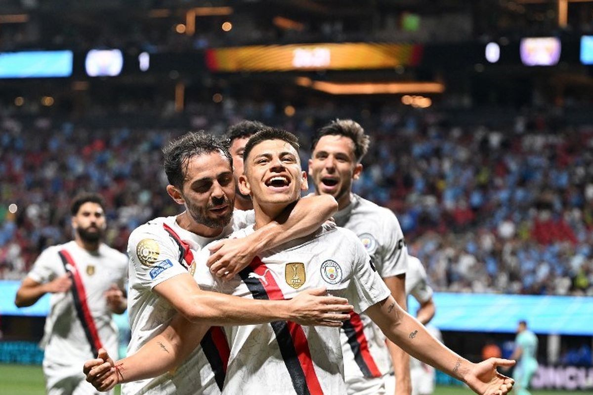 Claudio Echeverri merayakan gol dengan rekan satu timnya dalam pertandingan sepak bola Piala Dunia Klub 2025 Grup G antara Manchester City vs Al Ain di Stadion Mercedes-Benz di Atlanta pada 22 Juni 2025.(Photo by PATRICIA DE MELO MOREIRA / AFP)