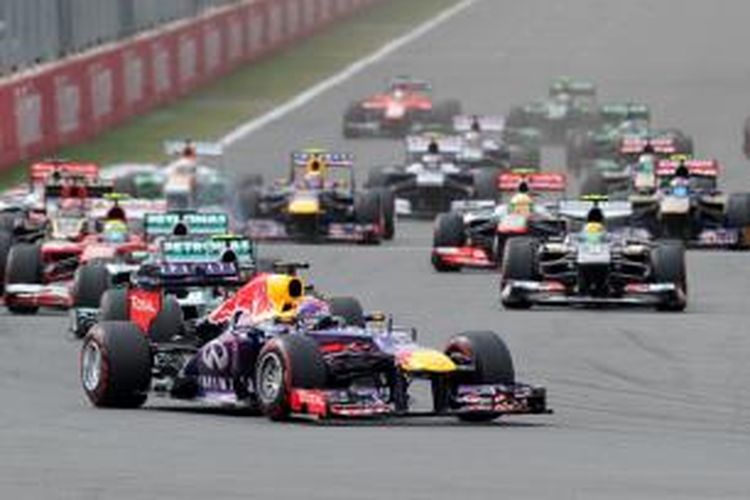 Pebalap Red Bull Racing, Sebastian Vettel memimpin saat start GP Korea yang berlangsung di Sirkuit Korea International di Yeongnam, Minggu (6/10/2013).