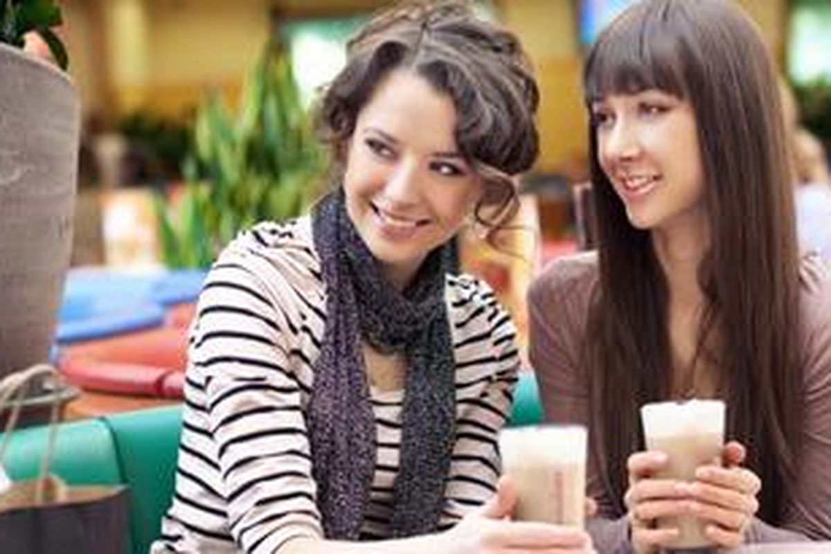 Perempuan lebih ekspresif dalam berkomunikasi. Itu sebabnya, kita lebih senang berkomentar daripada laki-laki.