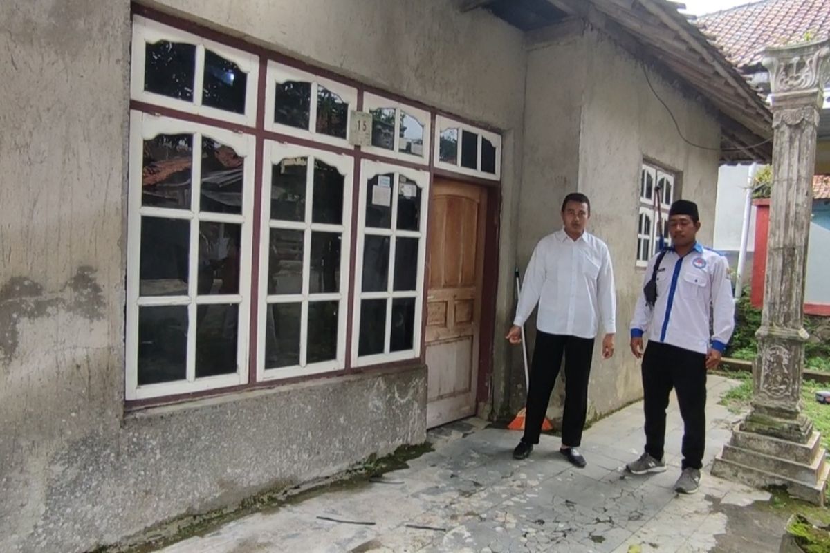 AA Nurkasim bersama Dedi, perangkat desa Kubang Kecamatan Talun Kabupaten Cirebon Jawa Barat menunjukan rumah kontrakan yang dijadikan tempat tinggal terduga teroris AT, Rabu (8/2/2023). Densus 88 menangkap terduga AT pada Selasa pagi setelah solat subuh di sekitar balaidesa setempat.