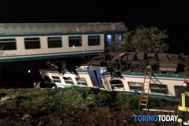 Kondisi gerbong kereta api yang keluar jalur setelah rangkaian kereta menabrak sebuah truk besar di dekat Turin, Italia, Rabu (23/5/2018) malam.