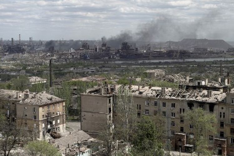 Pemandangan kota Mariupol dan pabrik baja Azovstal pada 10 Mei 2022, di tengah aksi militer Rusia yang sedang berlangsung di Ukraina.