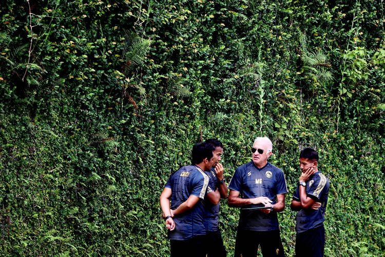 Pelatih Arema FC, Mario Gomes menjelaskan taktik kepada asistennya, Singgih Pitono (kanan), Charis Yulianto (samping kiri) dan Kuncoro (kiri).