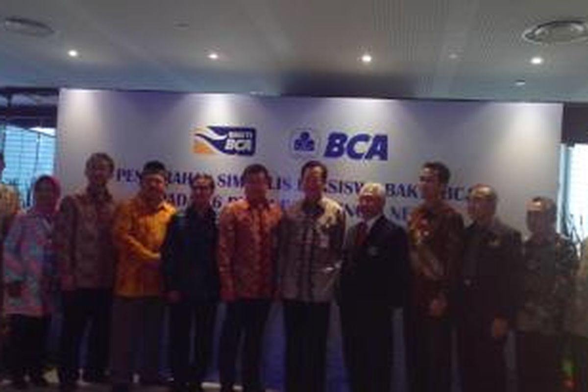 Presiden Direktur BCA Jahja Suriaatmadja bersama 10 orang perwakilan PTN penerima Beasiswa Bakti BCA di Menara BCA, Selasa (1/10/2013).