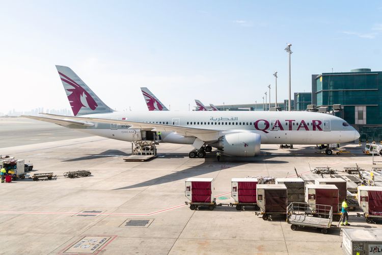 Pesawat Qatar Airways di Bandara Internasional Hamad di Doha, Qatar.