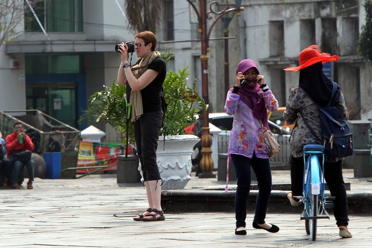 Wisatawan mancanegara (wisman) menikmati suasana di kawasan Kota Tua Jakarta Barat, Kamis (4/9/2014). 