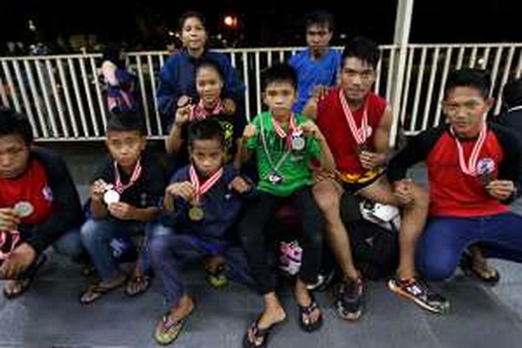 Sembilan atlet Muay Thai yang ikut Pekan Olahraga Nasional (PON) asal Provinsi Sulawesi Tengah telantar di Stasiun Manggarai, Jakarta Selatan, Kamis (22/9/2016). Mereka tak punya ongkos pulang ke kampungnya di Morowali dan Morowali Utara.