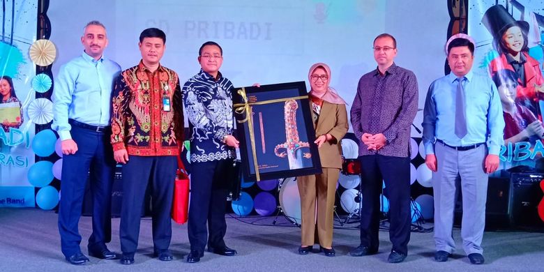 Kadisdik Jabar Dewi Sartika hadir dalam Festival Seni dan Budaya yang digelar Pribadi Bilingual School Bandung mengangkat tema Bersatu Menjadi Pribadi yang Berprestasi (22-23/11/2019) melibatkan lebih dari 460 lebih siswa dari 150 sekolah di Bandung Raya untuk saling berkompetisi sekaligus berkolaborasi dalam beragam lomba.