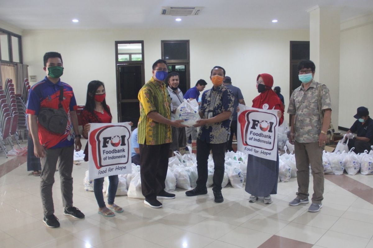 Serah terima paket sembako untuk mahasiswa Universitas Negeri Yogyakarta Sumbangan Pembaca Harian Kompas bekerjasama dengan Food Bank Indonesia 17 April 2020