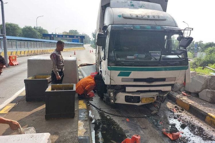 Evakuasi truk tronton yang menabrak mobil minibus di gerbang jalan tol Karawang Barat 2, Jumat (31/5/2024)