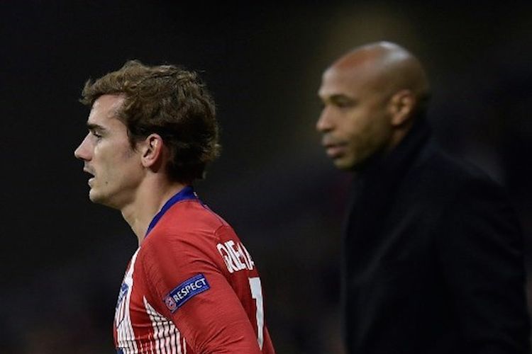 Antoine Griezmann berada di tepi lapangan dan di hadapan Thierry Henry pada laga Atletico Madrid vs AS Monaco di Stadion Wanda Metropolitano dalam lanjutan Liga Champions, 28 November 2018. 