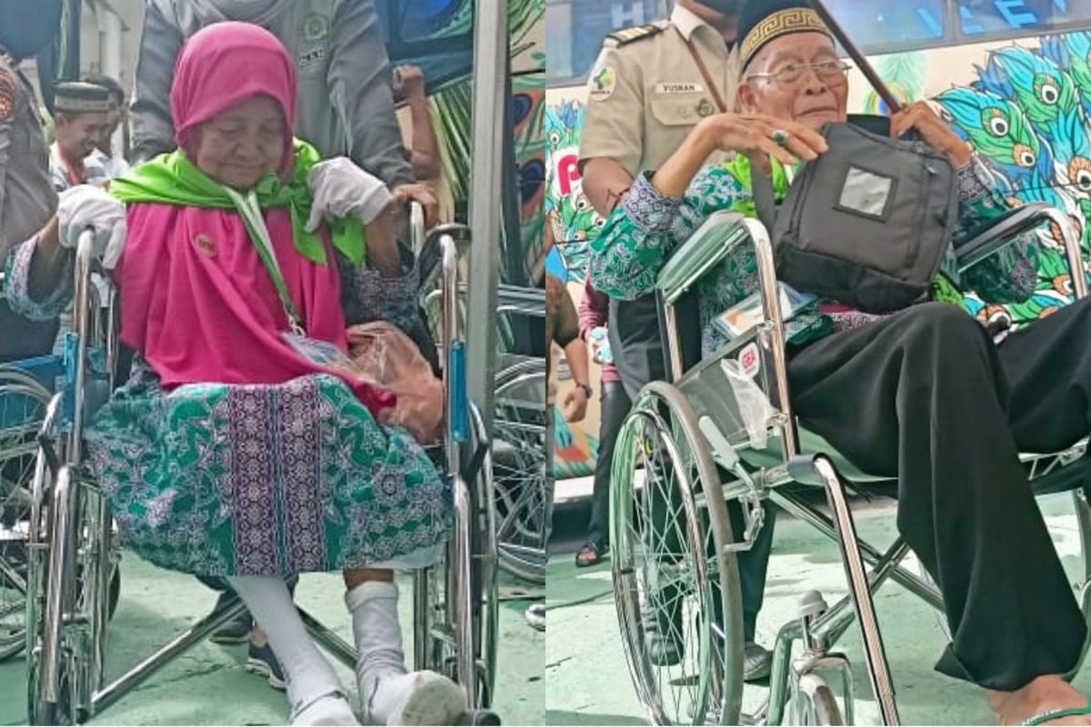 2 dari 6 CJH Kloter 39 UPG asal Kabupaten Wajo yang Berusia 1 Abad saat Tiba di Asrama Haji Sudiang Makassar, Minggu (18/6/2023)