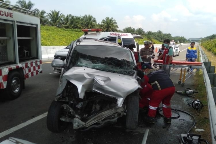 Terios Hantam Truk yang Mogok di Bahu Jalan Tol Pekanbaru-Dumai, 1 Orang Tewas Ditempat