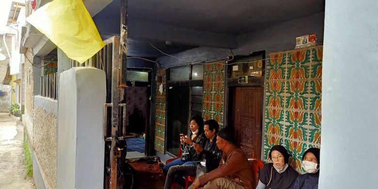 Suasana rumah duka Guru SD di Bandung yang ditusuk mantan suaminya di Jalan Sadangserang, Kota Bandung.