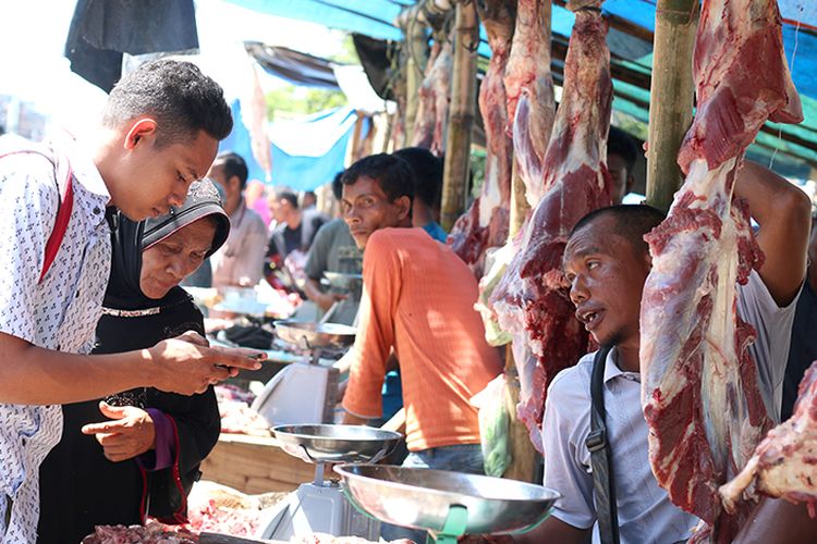 Suasana penjual daging meugang dadakan di Jalan Haji Daud Dariah, Pasar Tradisional Meulaboh, Kabupaten Aceh Barat, Kamis (31/08/17). 