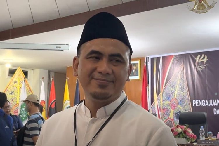 Gus Yasin mendaftar bacaleg DPD RI ke kantor KPU, Kamis (11/5/2023).