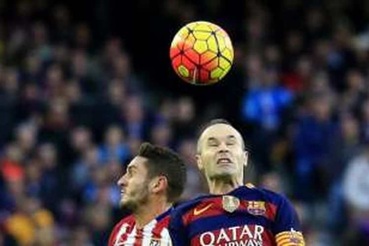 Gelandang Barcelona, Andres Iniesta (kanan), berduel udara dengan pemain Atletico Madrid, Koke, pada laga lanjutan La Liga di Stadion Camp Nou, Sabtu (30/1/2016).